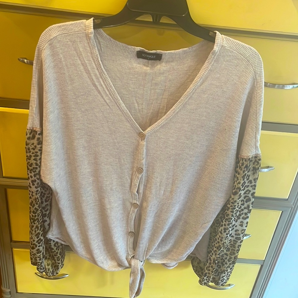 ADORABLE WAFGLE KNIT TOP WITH CHEETAH SHEER SLEEVES SIZE LARGE